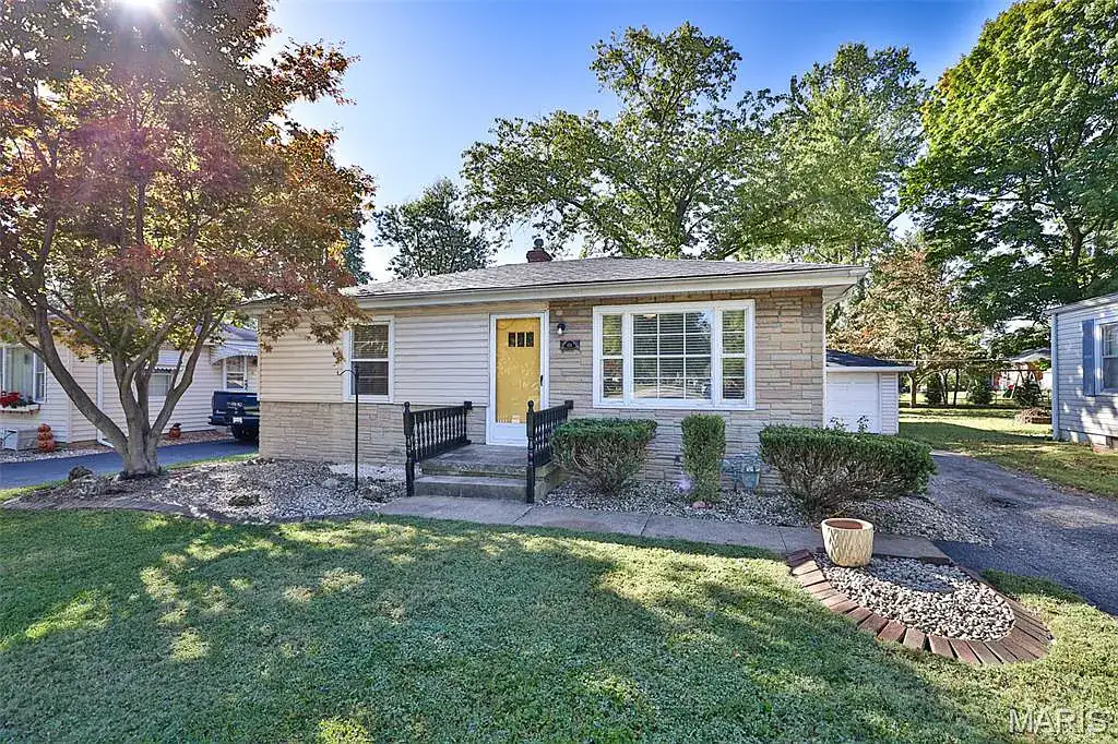 424 Hadley Ave in Edwardsville, photo 1 of 29