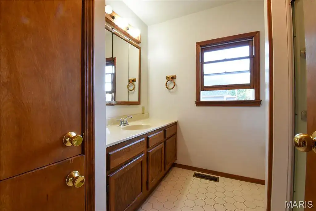 517 N Laurel St in Staunton, photo 15 of 42