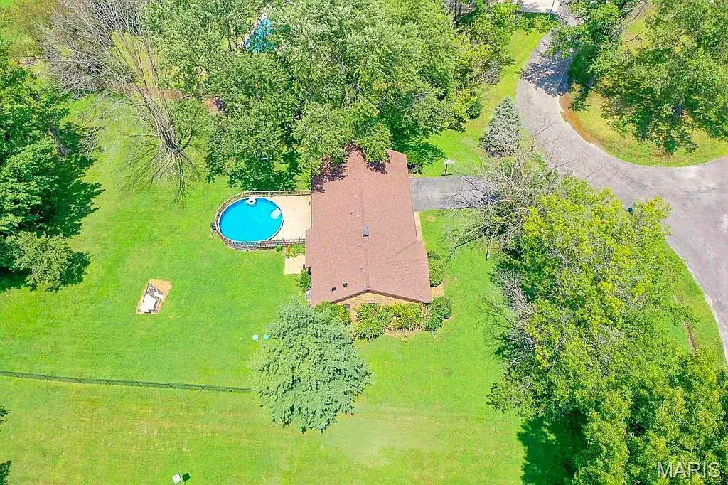 711 Cheshire Rd in Troy, photo 8 of 51