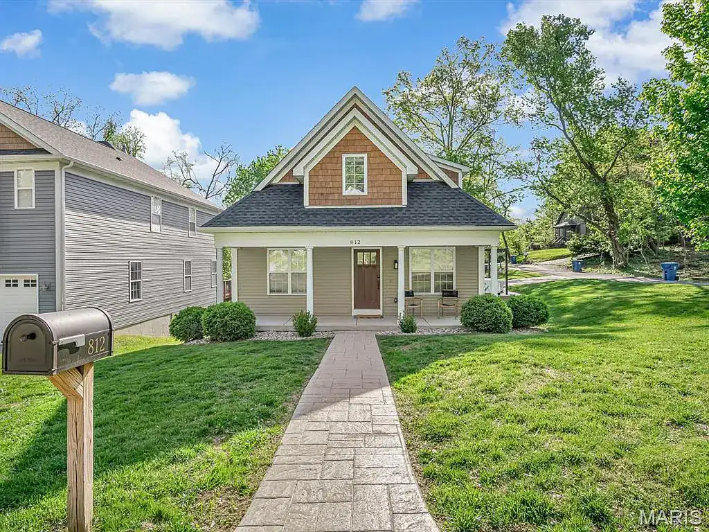 812 Meade Ave in Edwardsville, photo 1 of 31