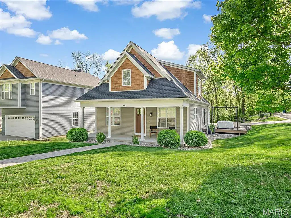 812 Meade Ave in Edwardsville, photo 2 of 31