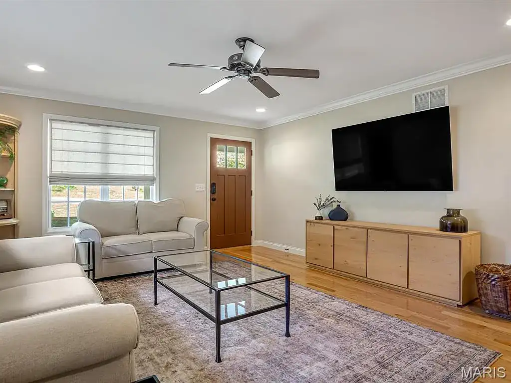 812 Meade Ave in Edwardsville, photo 5 of 31