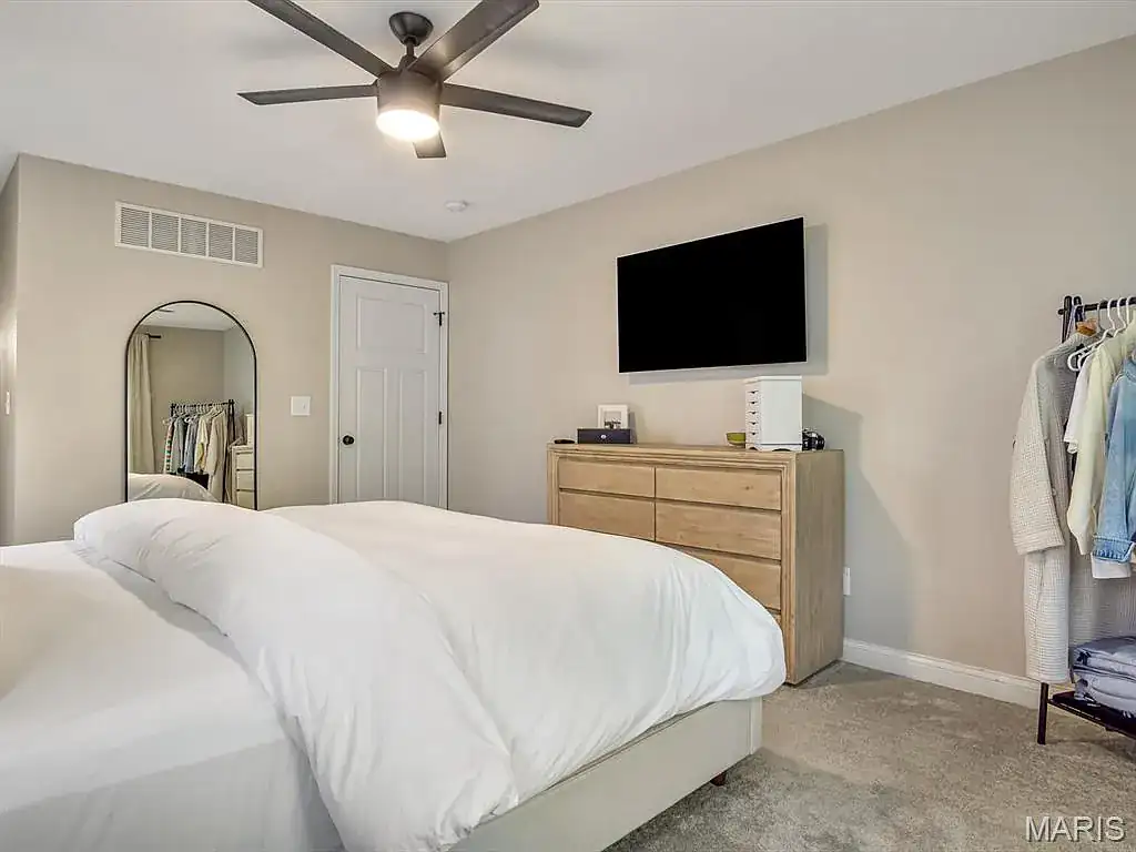 812 Meade Ave in Edwardsville, photo 8 of 31