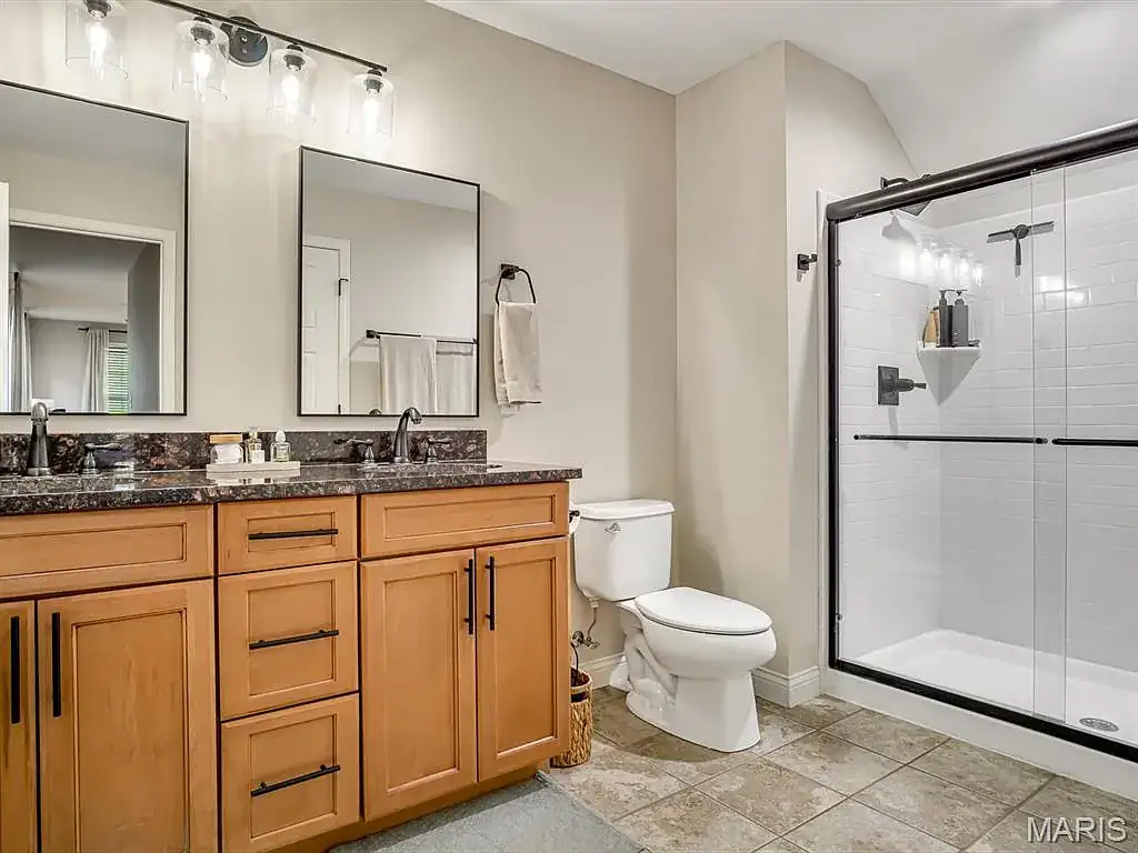 812 Meade Ave in Edwardsville, photo 10 of 31