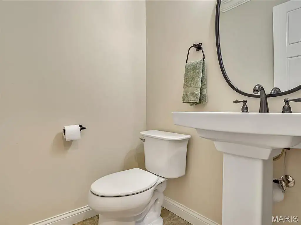 812 Meade Ave in Edwardsville, photo 11 of 31