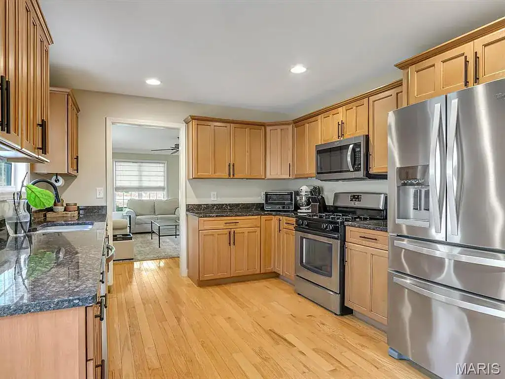 812 Meade Ave in Edwardsville, photo 15 of 31