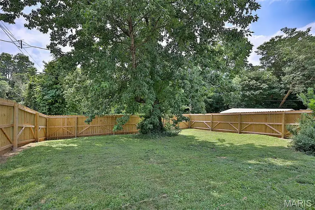911 Highland St in Edwardsville, photo 12 of 12